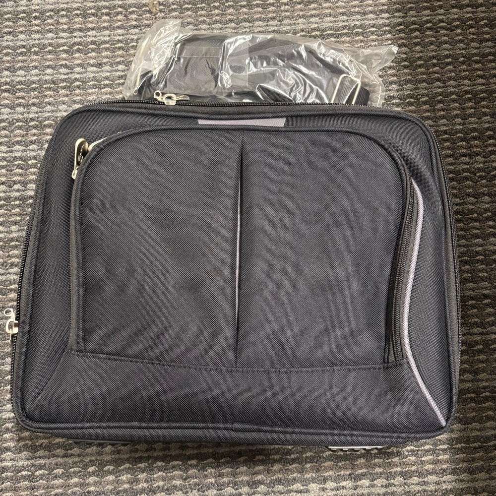 Innovera Laptop Business Case Black, 16" x 5.5" x 12.5", NEW